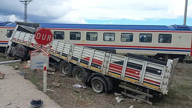 Hemzemin geçitte mahsur kalan tıra tren çarptı