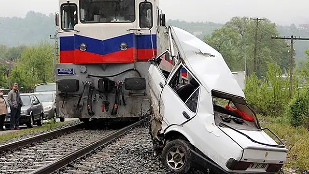 Hemzemin geçitte tren otomobili biçti : 1ölü, 1 yaralı