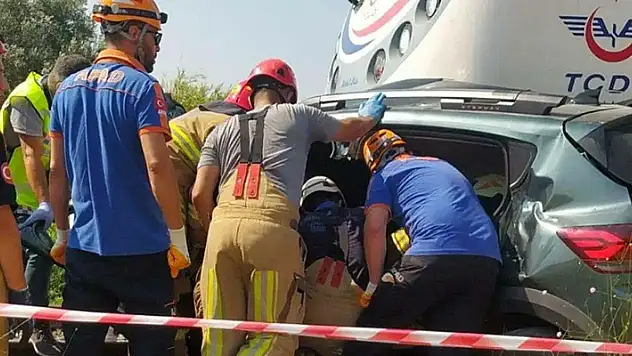 Hemzemin geçitte yolcu treni otomobile çarptı, aynı aileden 3 kişi öldü
