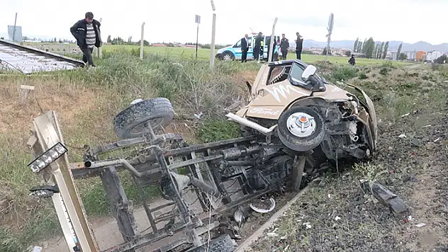 Hemzemin geçitten geçmeye çalışan kamyonete tren çarptı: 1 ağır yaralı
