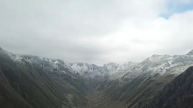 Her yer sıcaktan yanarken, mevsimin ilk karı Rize'ye yağdı!
