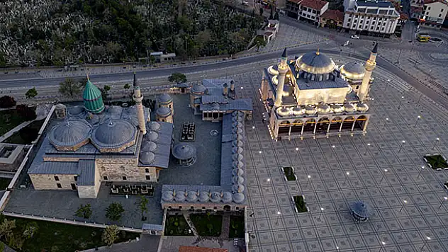 Her yıl dolup taşan Mevlana Meydanı'nda koronavirüs sessizliği