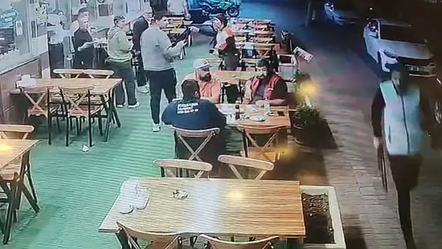 Herkes kaçtı, onlar izledi