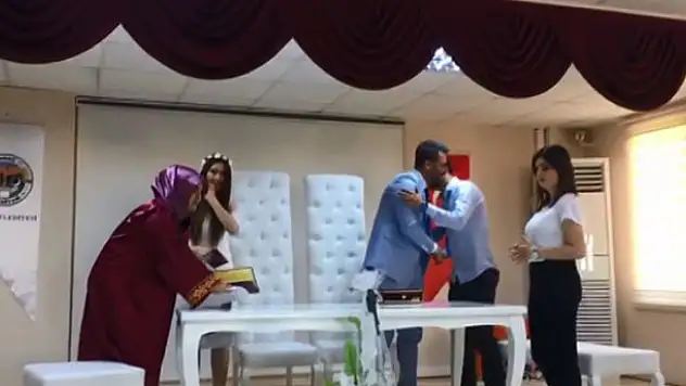 Heyecanlanan damat, gelin yerine nikah şahidini öptü