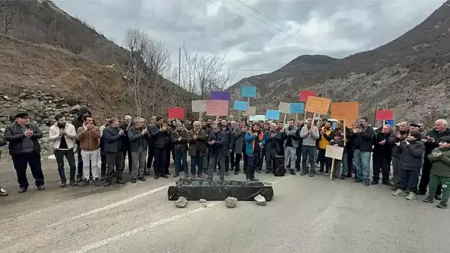 Heyelan korkulu yolda 'siyah tabutlu' eylem
