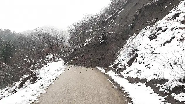 Heyelan köy yolunu ulaşıma kapattı
