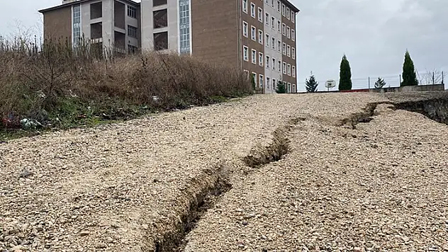 Heyelan nedeniyle 2 okulun yakınındaki yolun bir bölümü çöktü

