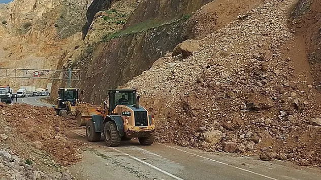 Heyelan nedeniyle kapanan Artvin-Ardanuç kara yolu ulaşıma açıldı
