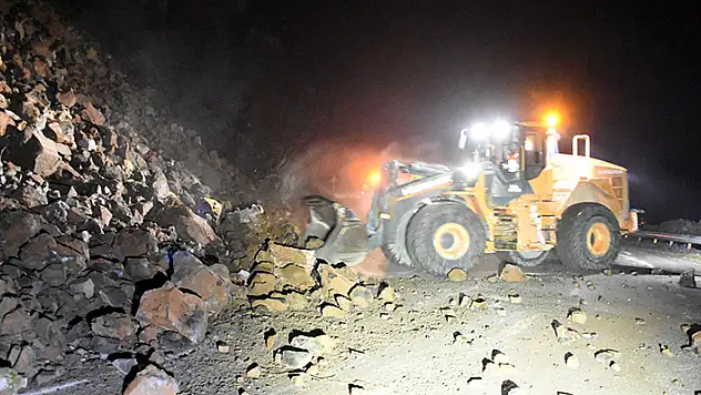 Heyelan nedeniyle kapanan Bitlis- Baykan kara yolu 8 saat sonra açıldı

