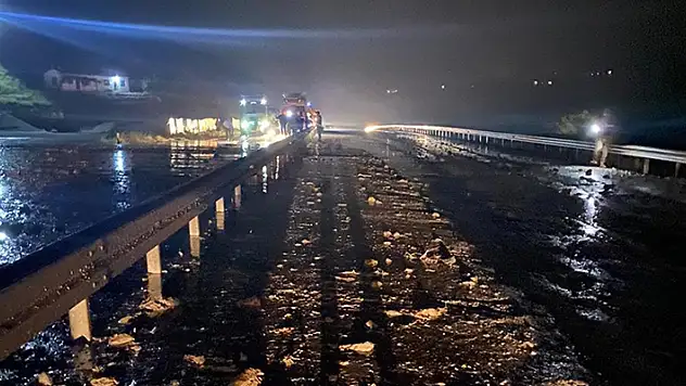 Heyelan nedeniyle kapanan Erzincan-Erzurum kara yolu ulaşıma açıldı
