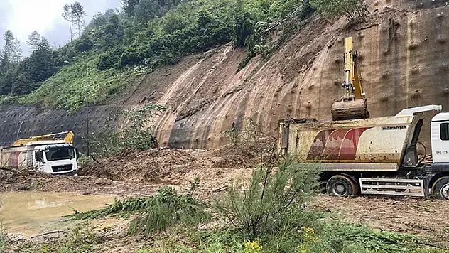 Heyelan nedeniyle kapatılan Anadolu Otoyolu'nda çalışmalar başlatıldı
