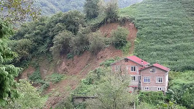 Heyelanda dev kayalar yolu kapattı, komşu inadı istinat duvarına izin vermedi
