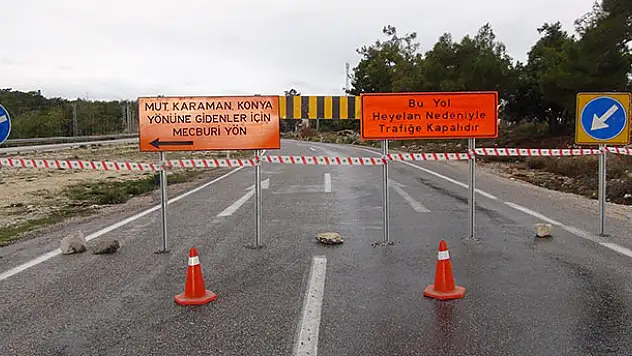 Heyelanda yol çöktü, Silifke-Karaman-Konya  yolu trafiğe kapandı