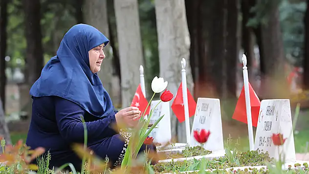 Hiç görmediği babasının kabrinin Konya Şehitliği'nde olduğunu öğrenen kadından hüzünlü ziyaret

