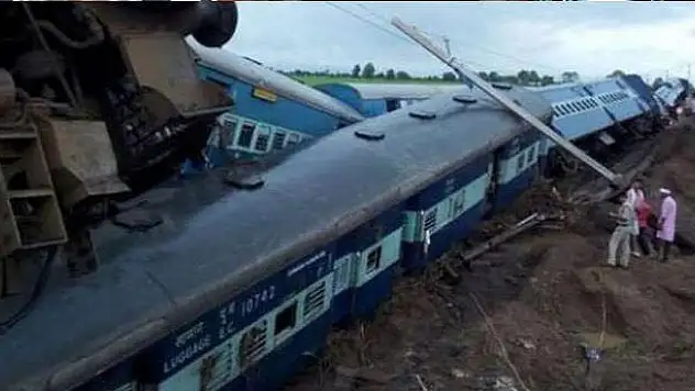 Hindistan'da iki tren raydan çıktı: 27 ölü