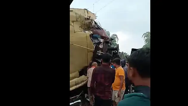 Hindistan'da iki trenin çarpışması sonucu 8 kişi hayatını kaybetti
