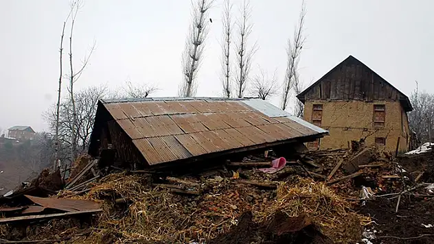 Hindistan'da toprak kayması nedeniyle 10 kişi öldü
