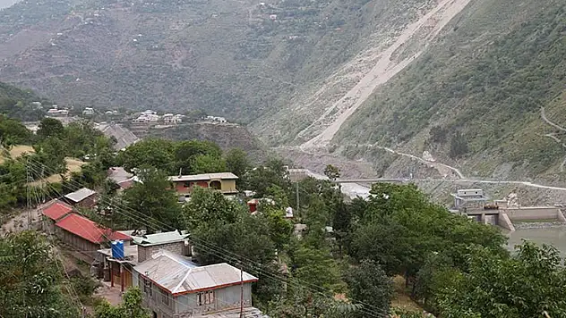 Hindistan, ilk kez Pakistan'ın uçaklarını düşürdüğünü doğruladı