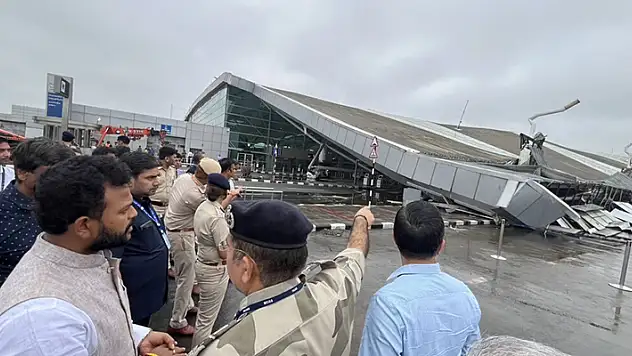 Hindistan'da havalimanının çatısı çöktü: 1 ölü, 4 yaralı
