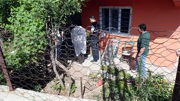 Hırsız ev sahibini öldürdü, karısını yaraladı