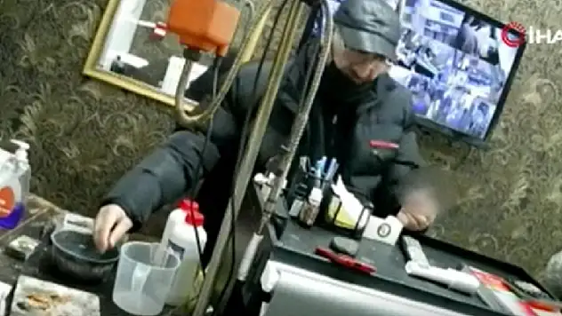 Hırsız kaşla göz arasında 11 adet çeyrek altın çaldı
