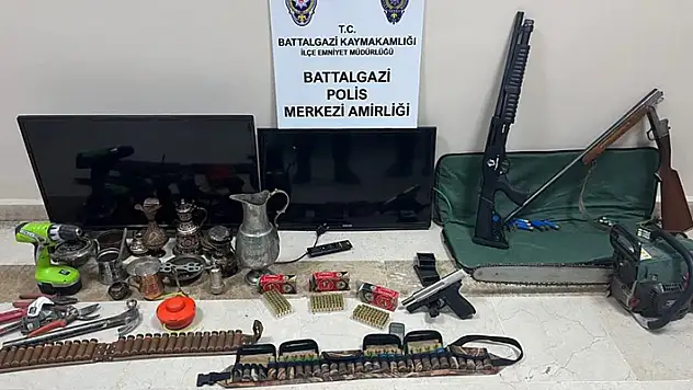 Hırsız saklandığı elbise dolabında yakayı ele verdi
