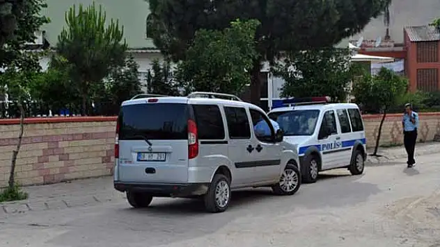 Hırsızlar Ramazan dinlemedi, caminin önündeki aracı soydular