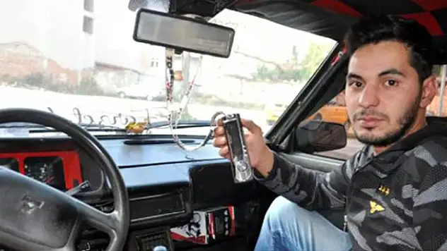 Hırsızlardan teybini çalamadıkları otomobilin sahibine şoke eden mesaj: İntikam yeni başladı