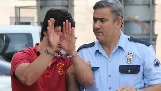Hırsızlık için girdiği evde uyuyan kadının yanına yattı