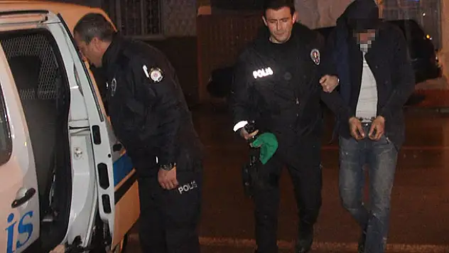 Hırsızlık için girdikleri evden kaçmak isterken polise yakalandılar