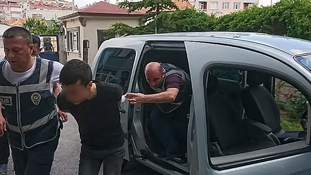 Hırsızlık suçlarından 25 yıl hapis cezası bulunan şahıs dolmuşta yakalandı
