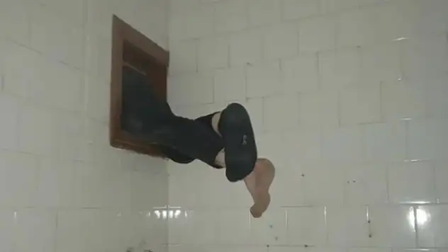 Hırsızlık şüphelisi havalandırma boşluğuna sıkışınca yakalandı
