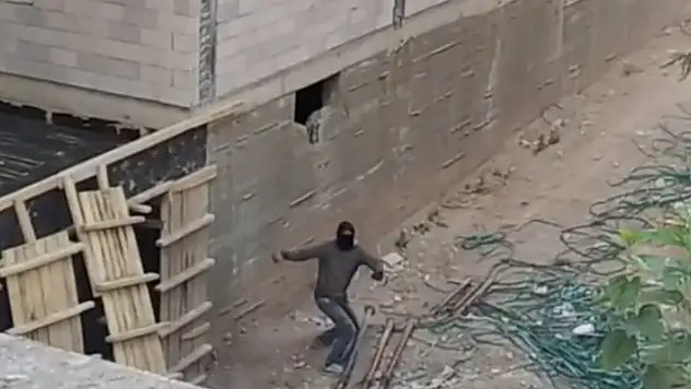 Hırsızlık şüphelisi, kendisini kayda alan mahalleliye taş attı

