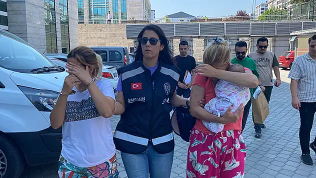 Hırsızlık şüphelisi, kucağında 2 aylık bebeği ile adliyeye sevk edildi
