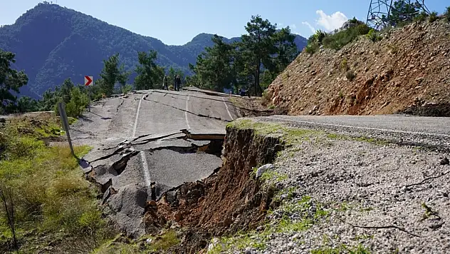 Hisarçandır yolunda heyelan