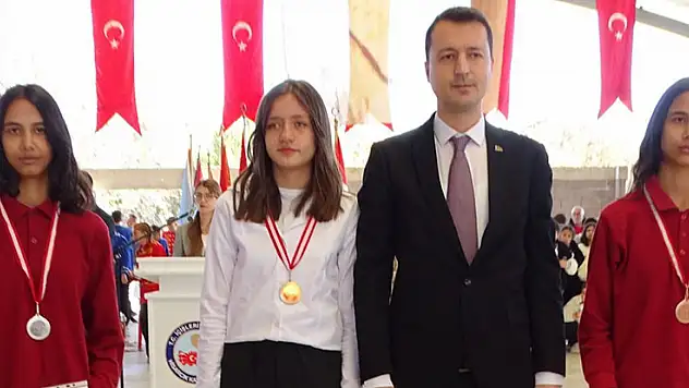 Hisarcık'ta başarılı öğrenciler ödüllendirildi