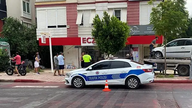 Hızını alamayan otomobil önce eczaneye sonra dönerci dükkanına daldı