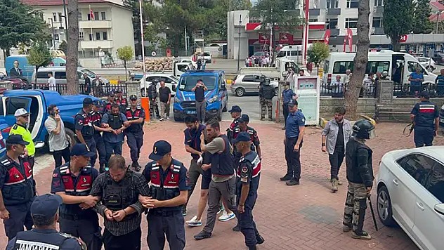 Hocovid Yaylası'nda 3 akrabasını bıçaklayarak öldürüp evlerini ateşe veren 3 kişi Araklı Adliyesi'ne getirildi
