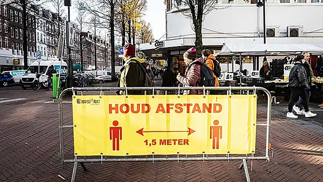 Hollanda İngiltere'ye uçuşları 'şartlı' olarak yeniden açtı