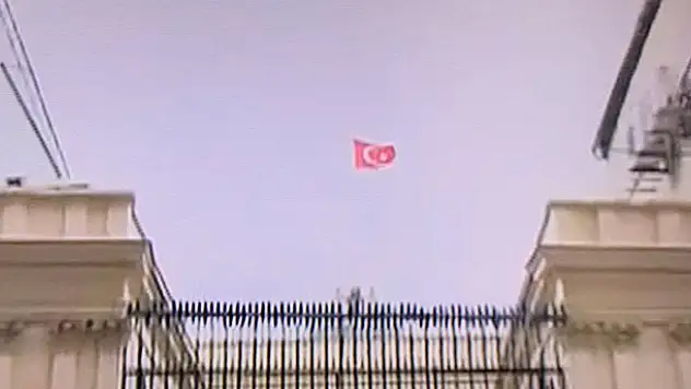 Hollanda'nın İstanbul'daki Başkonsolosluk binasına Türk bayrağı asıldı