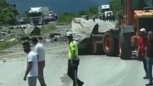 Hopa'da yamaçtan kopan kayalar seyir halindeki araca isabet etti: Karayolu ulaşıma kapandı
