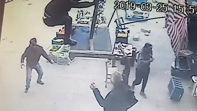 Hortum işçiyi demir şemsiyeyle böyle uçurdu