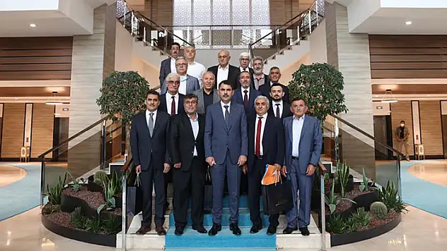 Hotamış Türkmenleri Bakan Kurum'u ziyaret etti