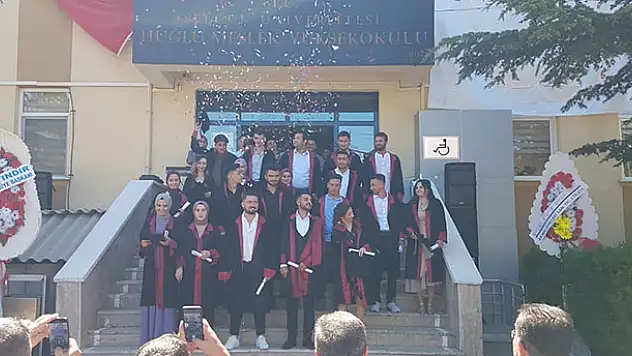 Huğlu Meslek Yüksekokulu'nda mezuniyet coşkusu
