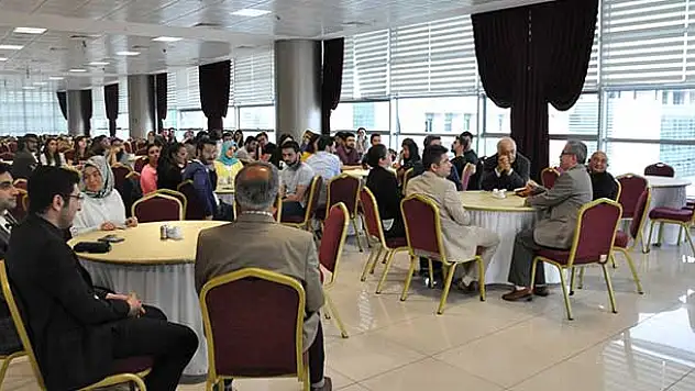 Hukuk fakültesi mezunları ve mensupları yemekte buluştu