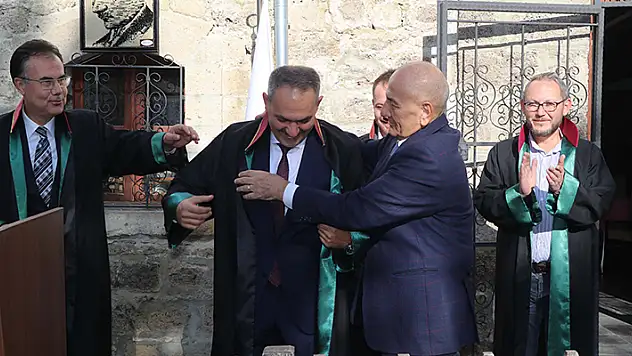 Hukuk fakültesini bitiren cezaevi müdürü, istifa edip avukat oldu

