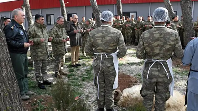 Hulusi Akar El Bab zaferi sonrası sınırda kurban kestirdi