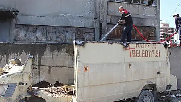 Hurda araç kesiminde yangın çıktı