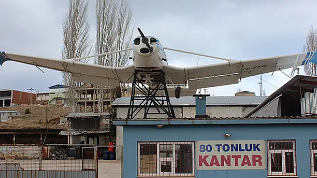 Hurda uçağı iş yerinin çatısında sergiliyor