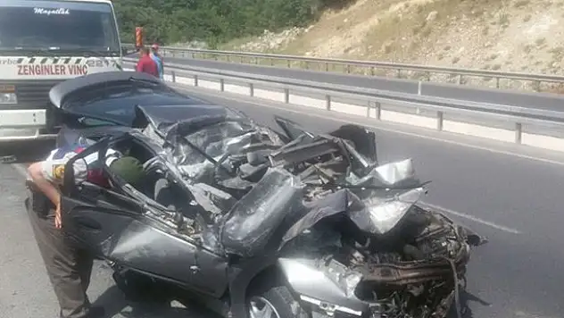 Hurdaya dönen araçtan sağ çıktılar: 2 yaralı